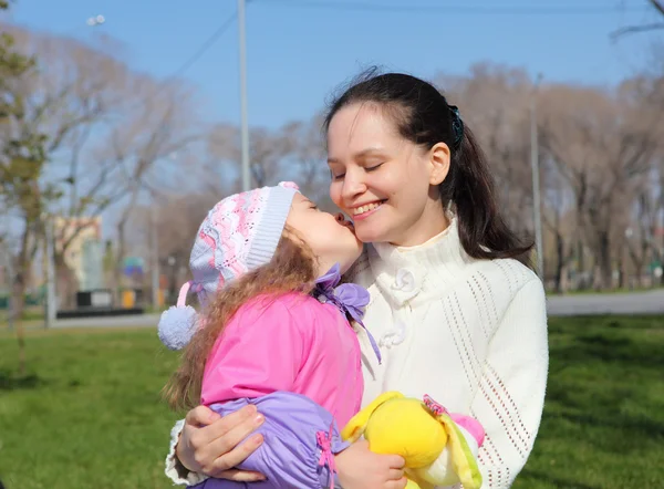 春の公園で母と小さな女の子 — ストック写真