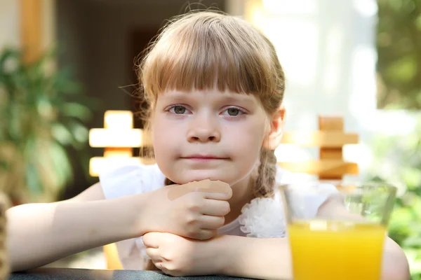 Porträtt av liten flicka med apelsinjuice — Stockfoto