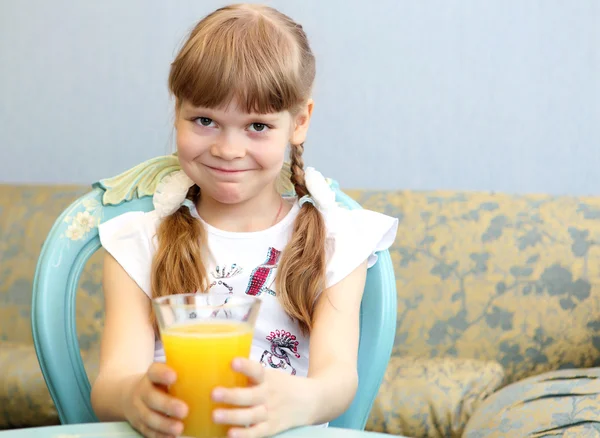 Portakal suyu ile küçük kız portresi — Stok fotoğraf