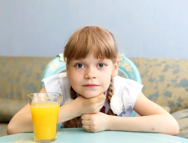 Portakal suyu ile küçük kız portresi — Stok fotoğraf