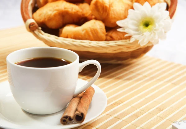 Ontbijt koffie en croissants — Stockfoto