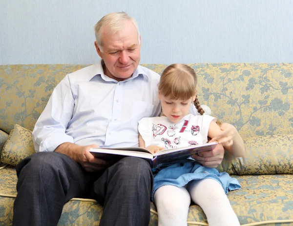 Avô e neta livro de leitura — Fotografia de Stock