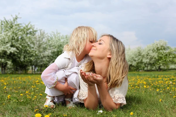 Девушка с матерью в парке — стоковое фото