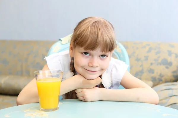 Portret van meisje met jus d'orange — Stockfoto