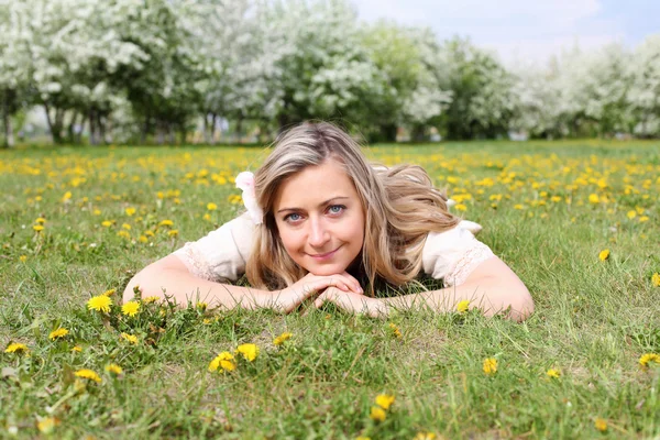 Молода жінка у весняному парку — стокове фото