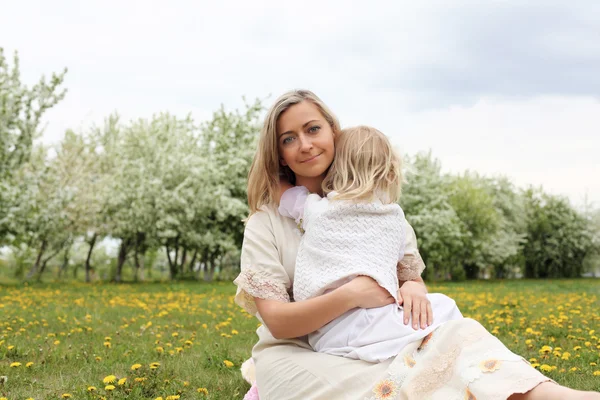 Flicka med mamma i parken — Stockfoto