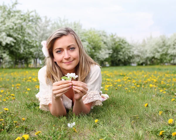 Bahar parkında genç bir kadın — Stok fotoğraf