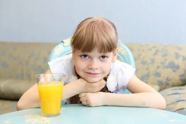Портрет маленької дівчинки з апельсиновим соком — стокове фото