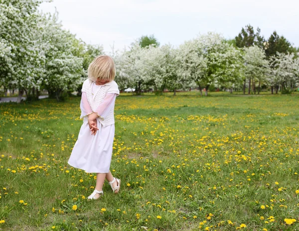 Küçük kızı bahar Parkı — Stok fotoğraf