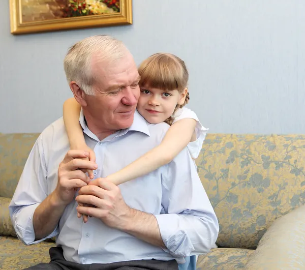 Nonno e nipote che si abbracciano — Foto Stock
