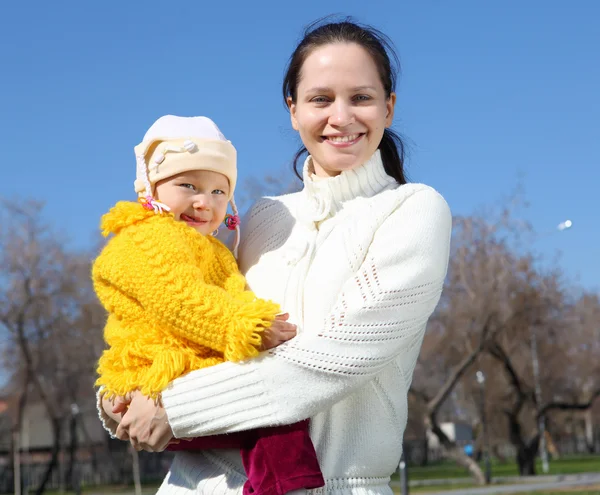 Niña con madre en el parque de primavera — Foto de Stock