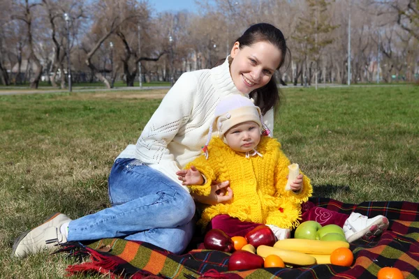 Bambina con madre nel parco primaverile — Foto Stock