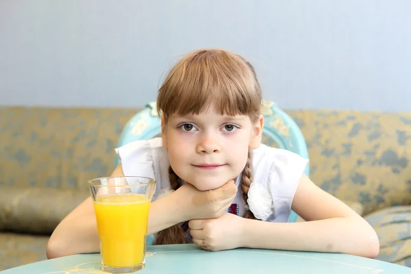 小女孩用桔子汁的肖像 — 图库照片