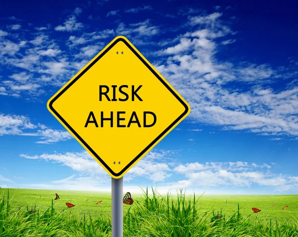 Verkeersbord van risico ahead — Stockfoto