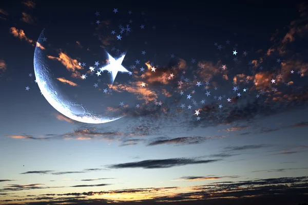 Etoile musulmane et lune sur ciel bleu — Photo