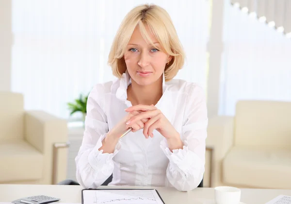 Young business woman in the office — Stock Photo, Image