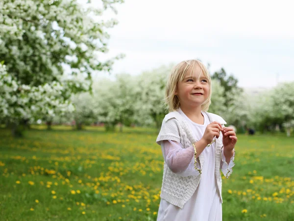 Маленька дівчинка у весняному парку Стокове Фото
