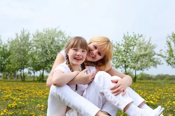 Girl with mother in spring park — Stock Photo, Image