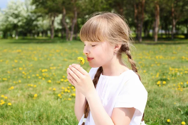 Klein meisje in voorjaar park — Stockfoto
