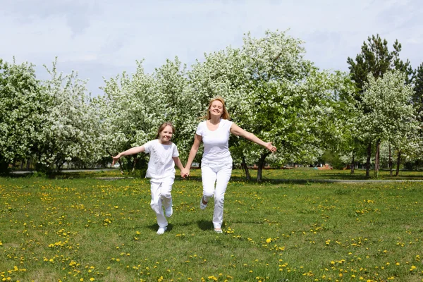 Девушка с матерью в весеннем парке — стоковое фото