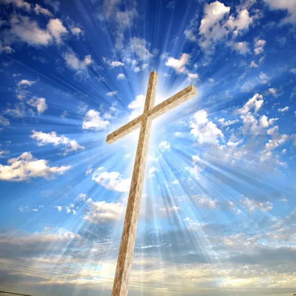 Христианский крест против неба — стоковое фото