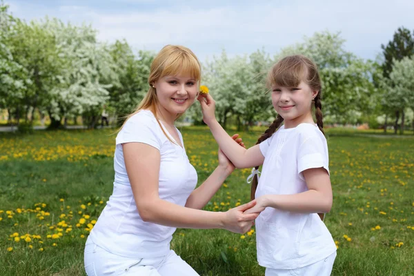 봄 공원에서 어머니와 함께 소녀 — 스톡 사진