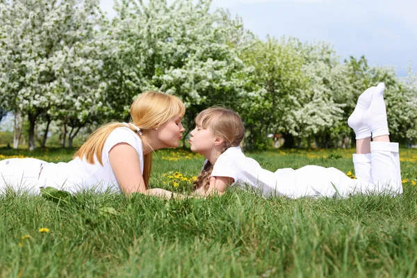 Girl with mother in spring park — Stock Photo, Image