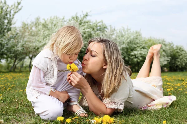 Chica con madre en el parque — Foto de Stock