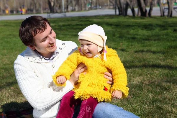 봄 공원에서 아버지와 함께 어린 소녀 — 스톡 사진