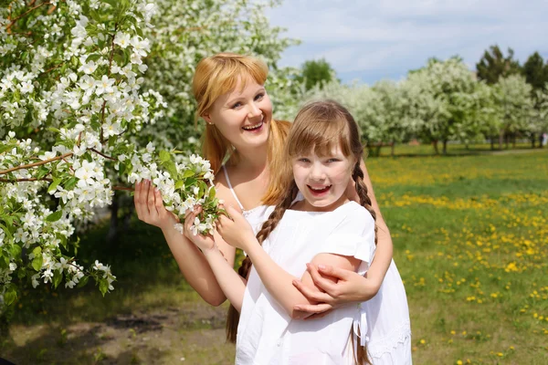 Mädchen mit Mutter im Frühlingspark — Stockfoto