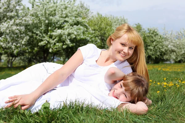 Ragazza con madre nel parco primaverile — Foto Stock