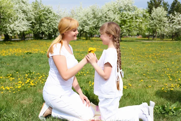 Chica con madre en el parque de primavera —  Fotos de Stock