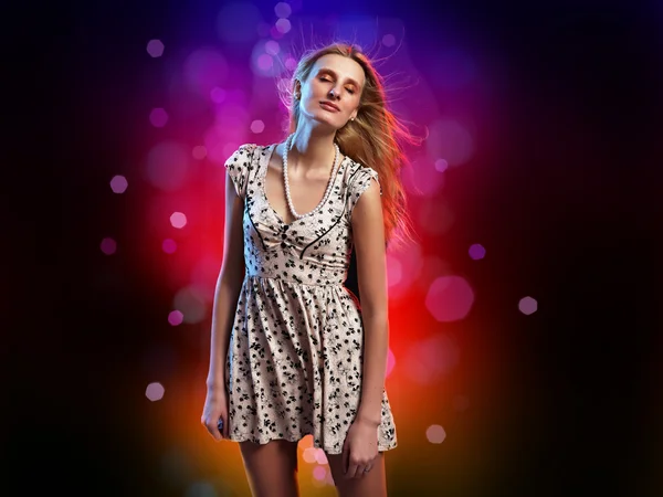 Ung kvinna dans på disco — Stockfoto