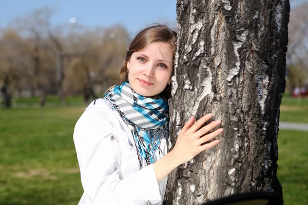 Молода жінка у весняному парку — стокове фото