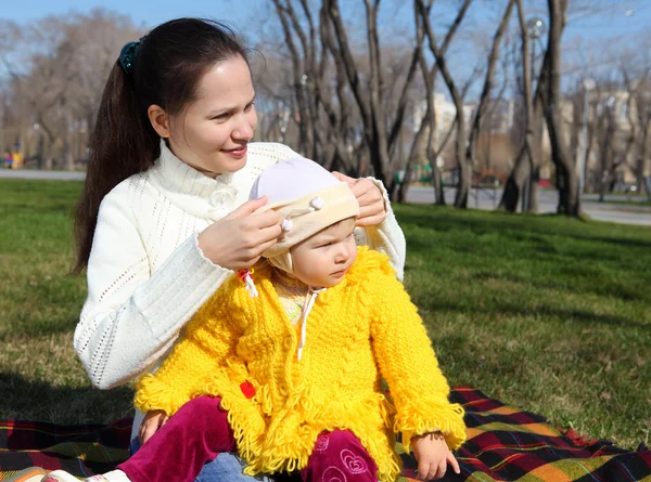 Holčička s matkou v parku na jaře — Stock fotografie