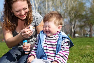 Anne parka ile litlle çocuk