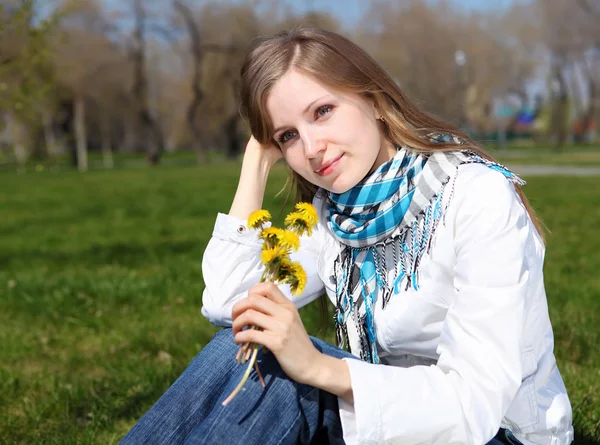 Jeune femme dans le parc de printemps — Photo