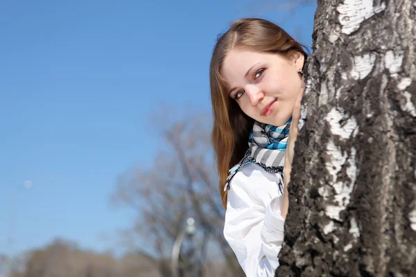 Ung kvinna i vårparken — Stockfoto
