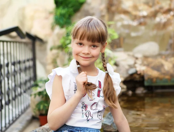 Portrét malé holčičky venku — Stock fotografie