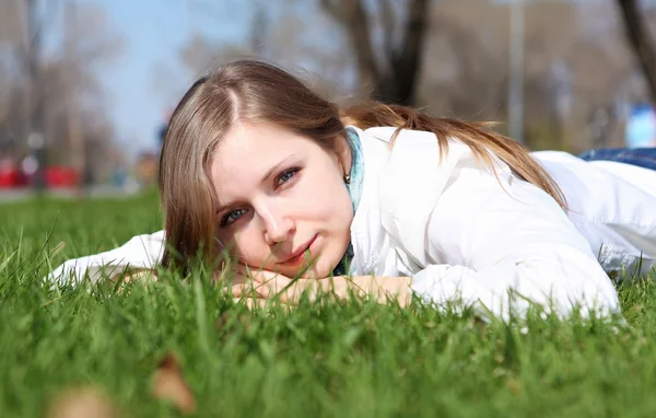 Fiatal nő a Spring Parkban — Stock Fotó