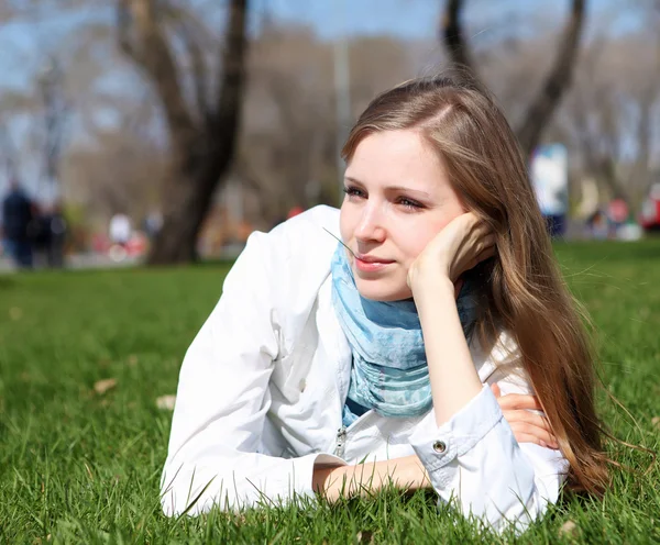 봄 공원에 있는 젊은 여자 — 스톡 사진