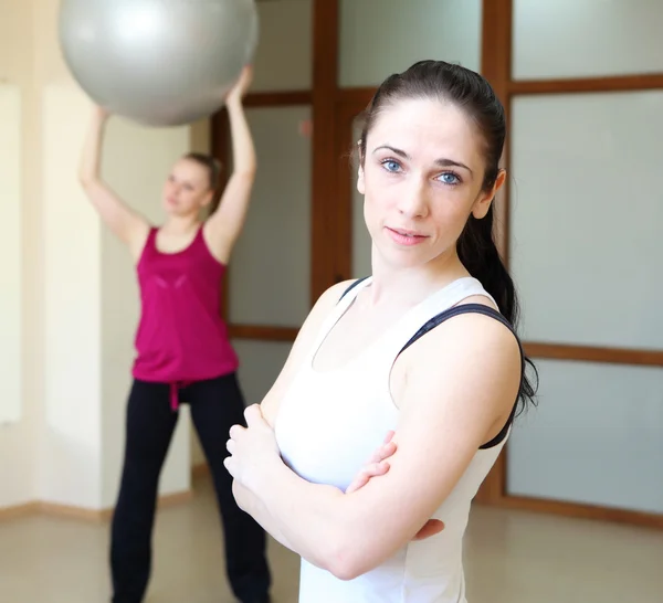 Jovem mulher fazendo esporte — Fotografia de Stock