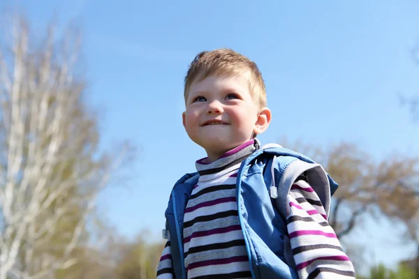 Маленький мальчик в парке — стоковое фото