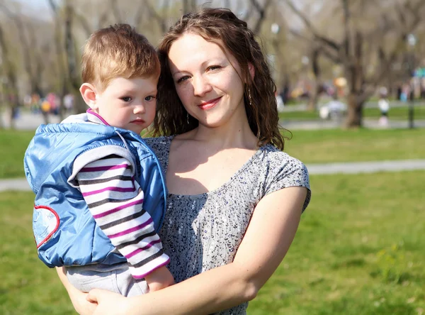 Litlle ragazzo con madre nel parco — Foto Stock
