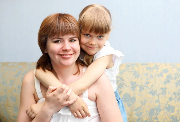 Giovane madre con la sua piccola figlia — Foto Stock