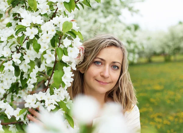 Young woman in spring park — Stock Photo, Image