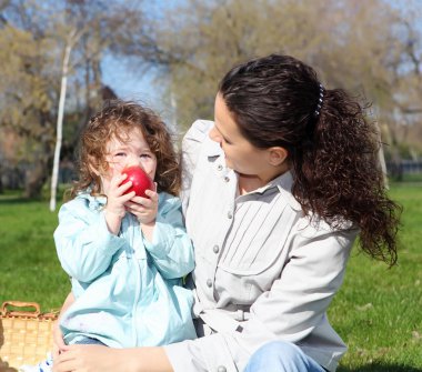 park annesi ile küçük kız