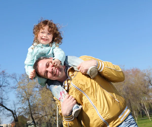 Litlle flicka med far i parken — Stockfoto
