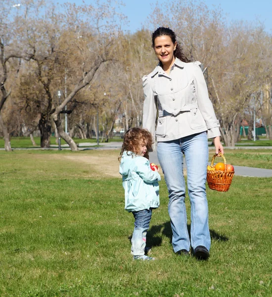 Маленькая девочка с матерью в парке — стоковое фото