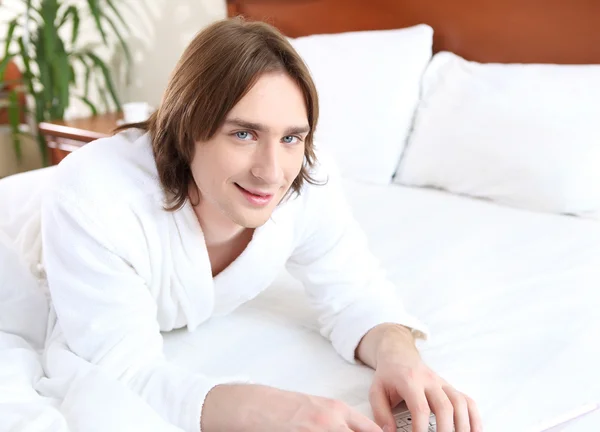 Portret van een jonge man in bed — Stockfoto